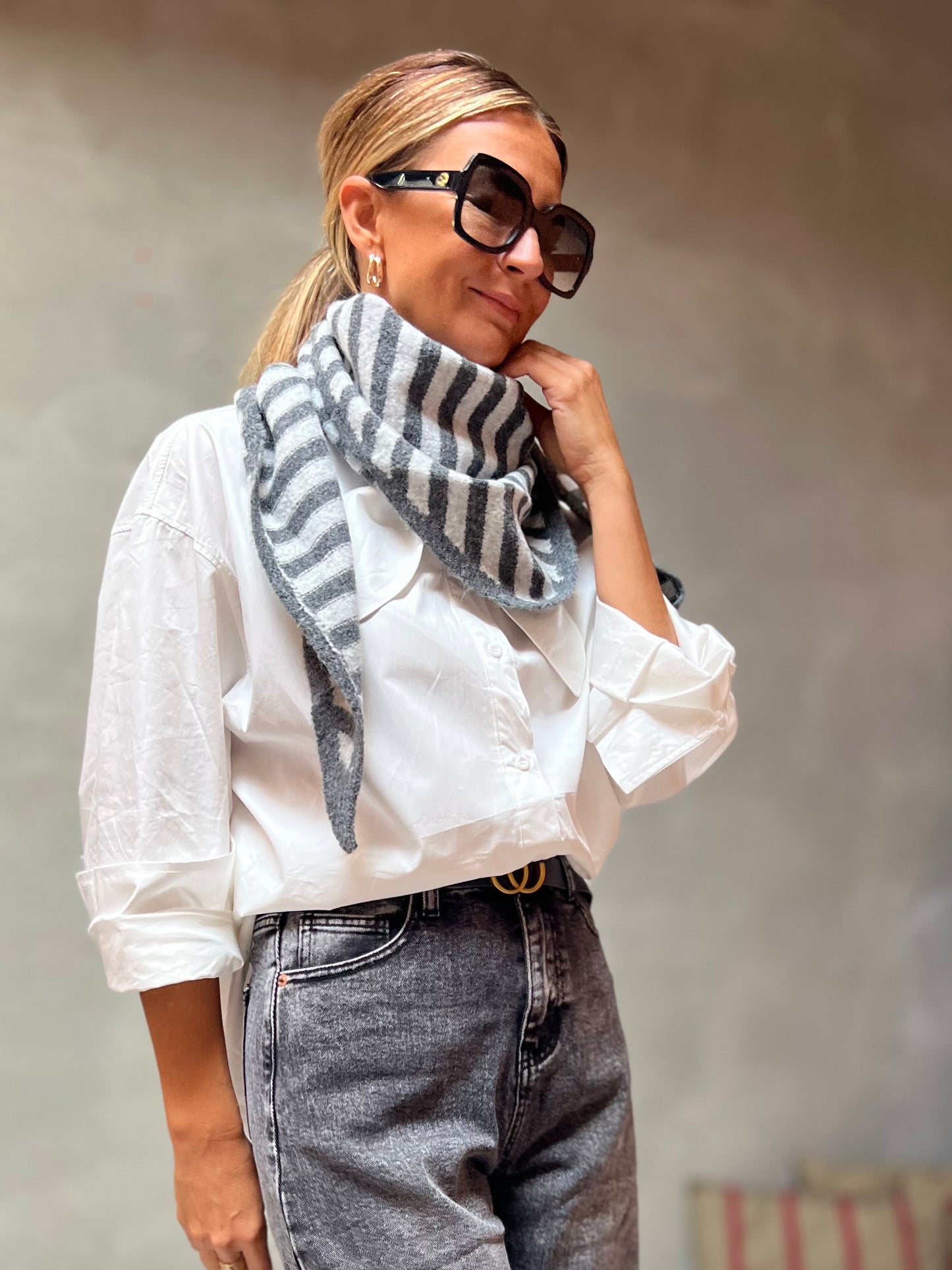 TRIANGLE SCARF STRIPED GREY